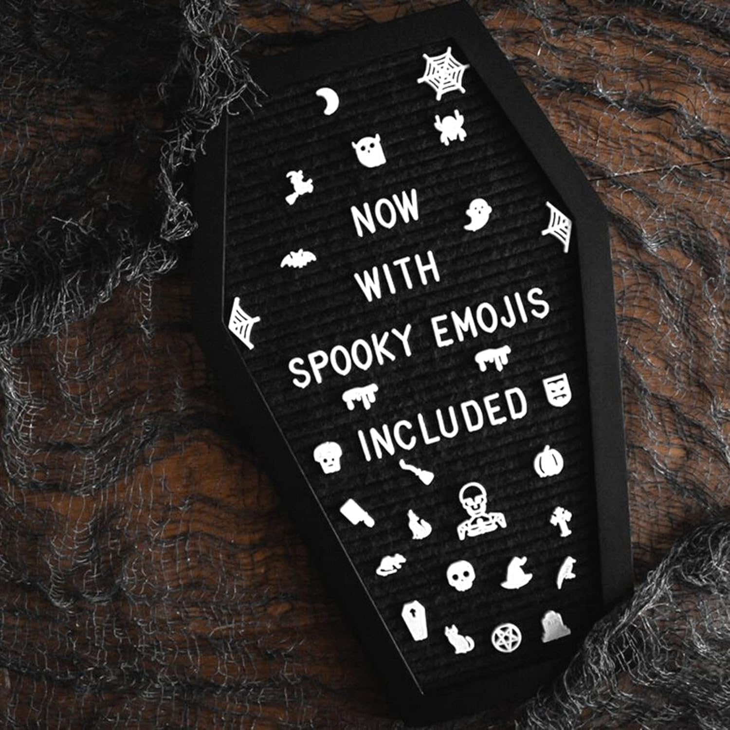 Coffin Letter Board – Black Felt Halloween Message Board with 500+ White Letters, Spooky Emojis, Wooden Stand, and Sawtooth Hanger for Gothic and Halloween Decor